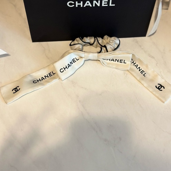 CHANEL HAIR TIE 2023 BLACK/IVORY - Picture 2 of 6